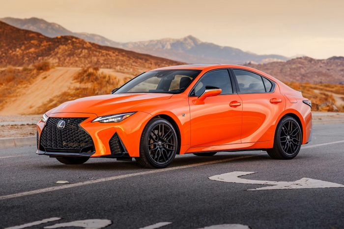 Giá xe Lexus IS đã qua sử dụng thường dễ tiếp cận hơn nhiều mẫu xe Đức cùng đời. Ảnh: CarBuzz