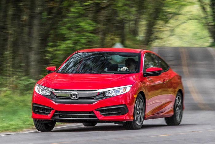 Honda Civic là một trong số ít mẫu xe phổ thông có thể đáp ứng cả nhu cầu đi lại hằng ngày lẫn sở thích lái xe. Ảnh: Car And Driver