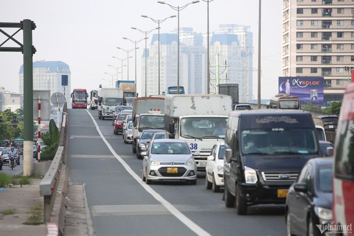 Vành đai 3 trên cao thường xuyên xảy ra ùn tắc. Ảnh: Đình Hiếu