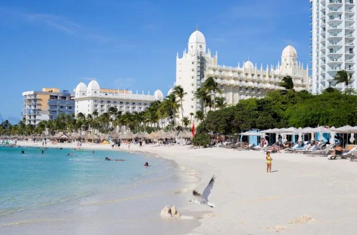 Du khách tắm biển tận hưởng làn nước trong xanh ở Aruba. Ảnh: Alessandra Amodio/Travel&Leisure