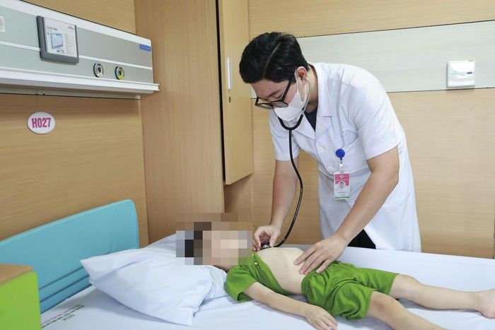 Một bệnh nhi nuốt dị vật được điều trị tại Bệnh viện Sản Nhi tỉnh Phú Thọ. Ảnh: BVCC