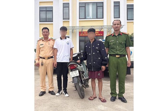 Lực lượng công an làm việc với hai thanh niên vi phạm. Ảnh: CACC