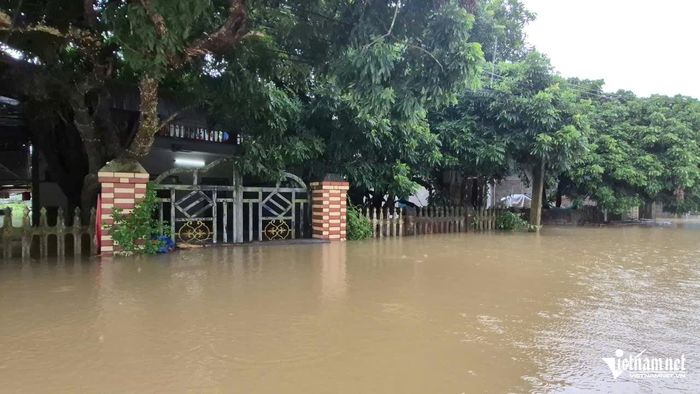 Do nước ngập sâu, nhiều gia đình sơ tán đến nơi an toàn.