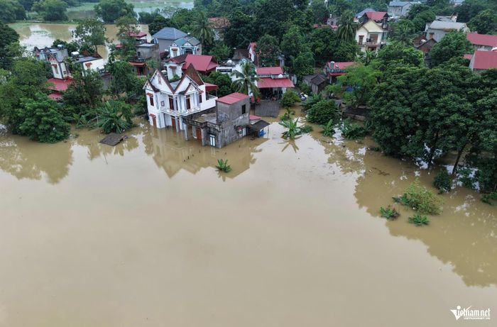 Các hộ dân phải di chuyển lên tầng cao.