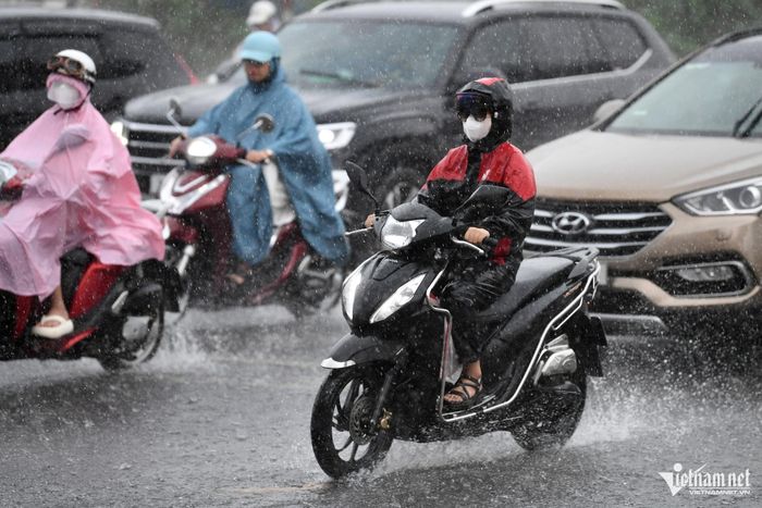 Hà Nội còn mưa lớn đêm nay và ngày mai 17/9. Ảnh: Hoàng Minh