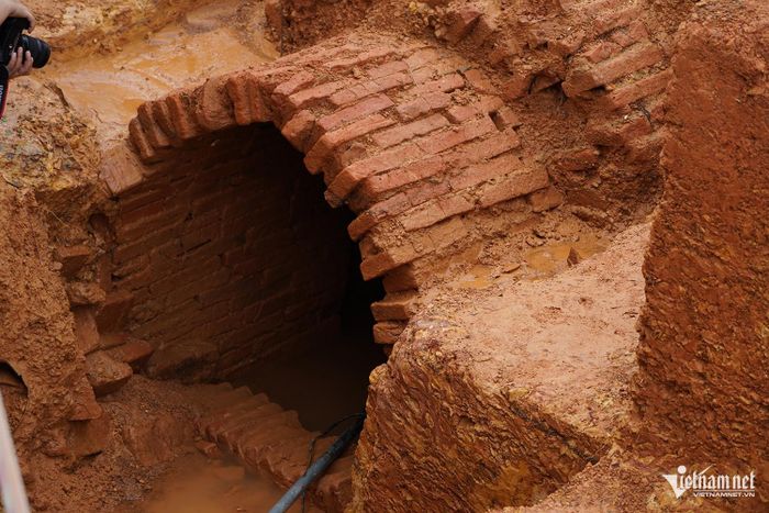 Mộ M1 (bìa trái) và M2 tại vị trí được khai quật.