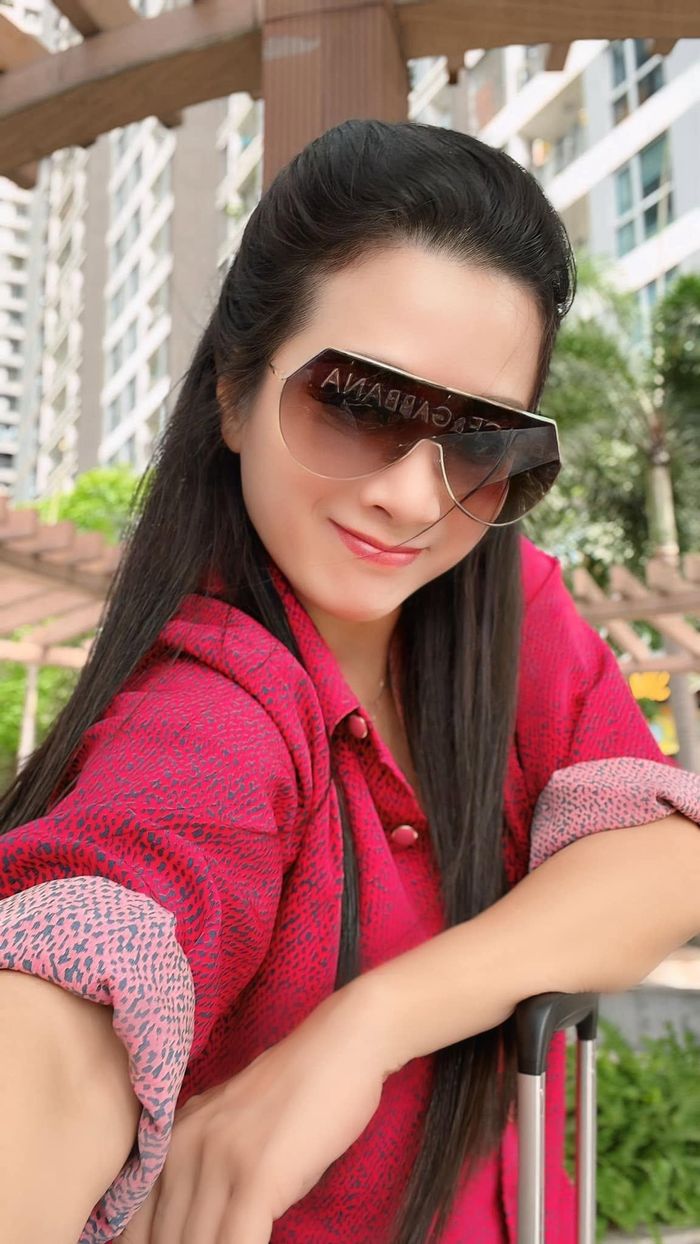 Ca sĩ Thanh Thanh Hiền trẻ đẹp, làm điệu với chiếc kính mát.