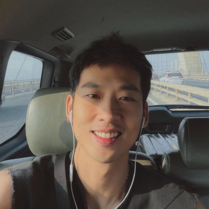 Diễn viên Tuấn Trần tươi tắn đi làm.
