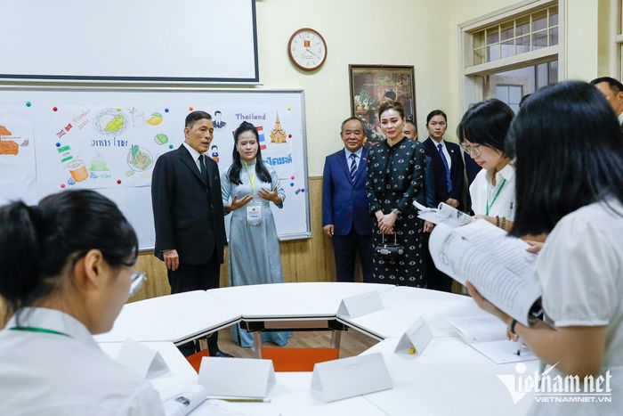  Nhà vua Thái Lan và Hoàng hậu tham quan Trung tâm Ngôn ngữ và Văn hóa Thái Lan. Tại đây, Nhà vua và Hoàng hậu trực tiếp tham dự, trải nghiệm một buổi học tiếng Thái cùng sinh viên Việt Nam