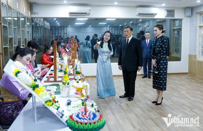 Nhà vua Thái Lan và Hoàng hậu xem các sinh viên làm đồ thủ công