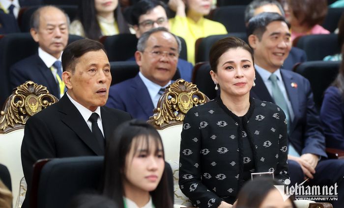 Nhà vua Thái Lan Maha Vajiralongkorn và Hoàng hậu Suthida cùng đại biểu và sinh viên xem tiết mục múa trên nền nhạc của Thái Lan