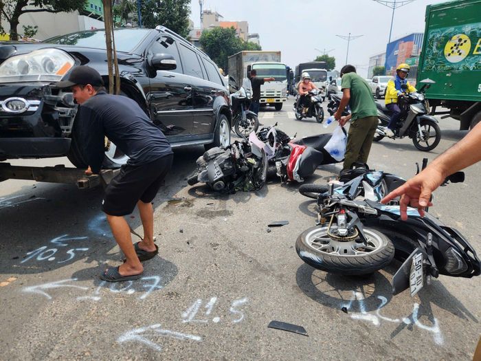 Ba xe máy bị hư hỏng nặng sau vụ tai nạn với ô tô Mercedes. Ảnh: TK