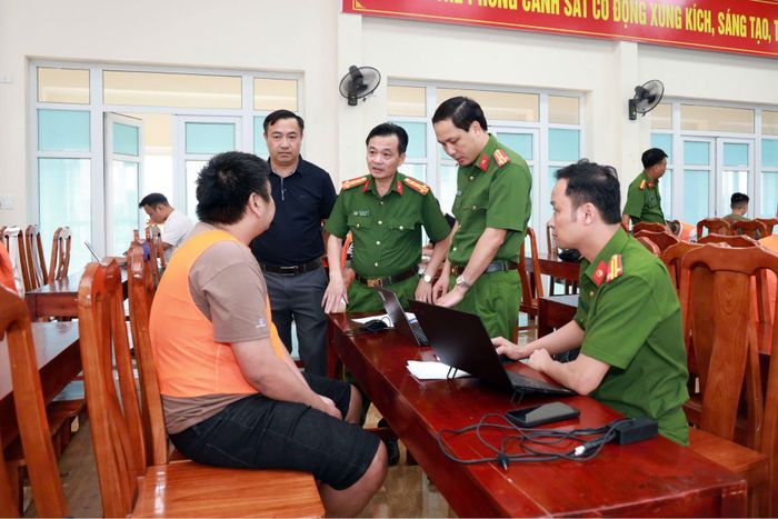 Lãnh đạo Công an tỉnh Lào Cai trực tiếp đấu tranh với đối tượng trong đường dây. Ảnh: CACC
