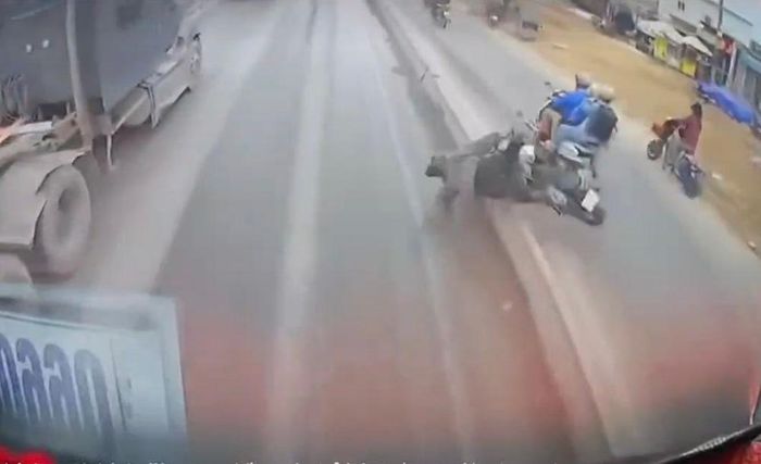 3 người đi trên một xe máy xuất hiện trong clip ghi lại vụ tai nạn giao thông. Ảnh: Cắt từ clip