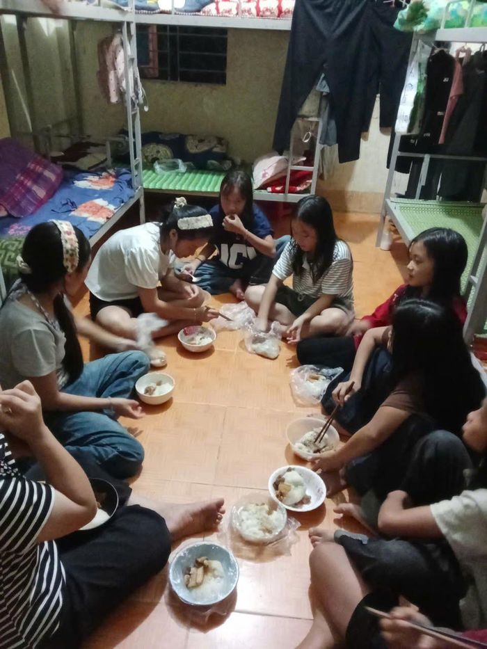 Học sinh điểm THCS Tam Hợp thuộc Trường Phổ thông nội trú tiểu học và THCS Tam Thái ăn bữa tối 16/9 tại khu kí túc. Ảnh: NTCC
