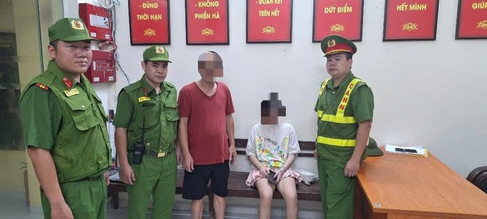 Tổ công tác bàn giao người phụ nữ cho gia đình. Ảnh: CACC