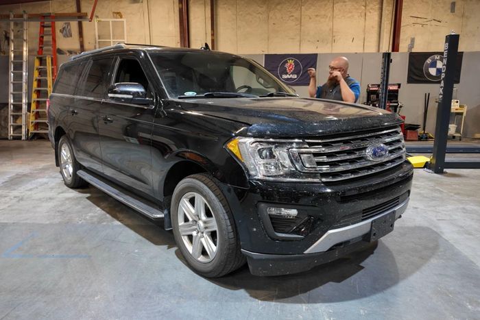 Chiếc xe Ford Expedition gặp sự cố hộp số dù vừa mới thay thế hộp số mới chưa lâu. Ảnh: Car Wizard