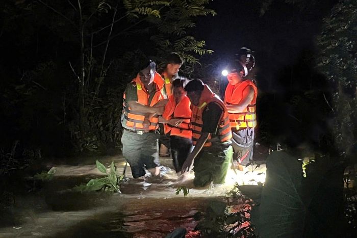 Công an, quân đội vượt qua dòng lũ dữ trong đêm mưa gió đưa người dân đến cơ sở y tế