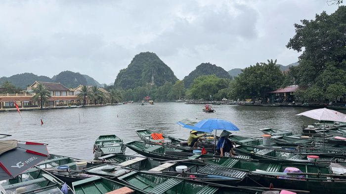 Là địa phương có nhiều sản phẩm du lịch gắn với sông nước, hang động, rừng, núi và các hoạt động ngoài trời, Ninh Bình chịu tác động trực tiếp khi mưa lớn kéo dài.