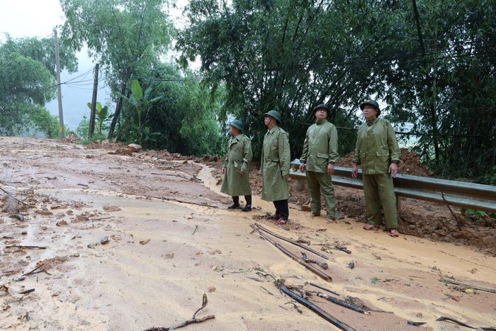 Lãnh đạo xã Trung Hạ, đã kiểm tra thực tế tại các điểm xung yếu, khu vực có nguy cơ sạt lở và các đập tràn trên địa bàn. Ảnh: Trungha.thanhhoa.gov.vn