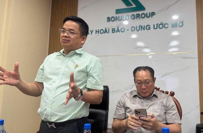Ông Nguyễn Khắc Sơn (Áo xanh) kỳ vọng sau cuộc gặp sẽ có những buổi làm việc cụ thể hơn. Ảnh: Thanh Bình