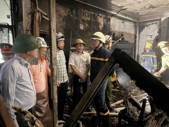  Thiếu tướng Nguyễn Hồng Ky – Phó Giám đốc Công an TP Hà Nội trực tiếp chỉ đạo các lực lượng tại vụ cháy. Ảnh: CAHN