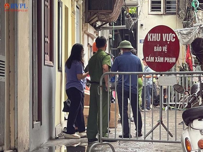  Kiểm sát viên phối hợp kiểm sát hiện trường. Ảnh: Minh Hiếu