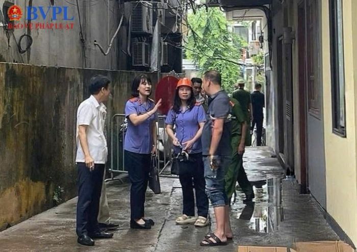  Kiểm sát viên phối hợp kiểm sát hiện trường. Ảnh: Minh Hiếu