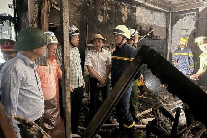  Thiếu tướng Nguyễn Hồng Ky, Phó Giám đốc Công an TP Hà Nội chỉ đạo các lực lượng tại hiện trường vụ cháy. Ảnh: CQCA