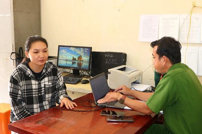  Đối tượng Huỳnh Thị Nghĩa tại Cơ quan điều tra. (Ảnh:CA)