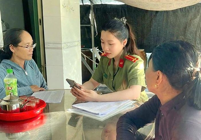 Công an TP Cần Thơ hỗ trợ người dân tích hợp thông tin trên ứng dụng VneID (ảnh: Công an TP Cần Thơ).