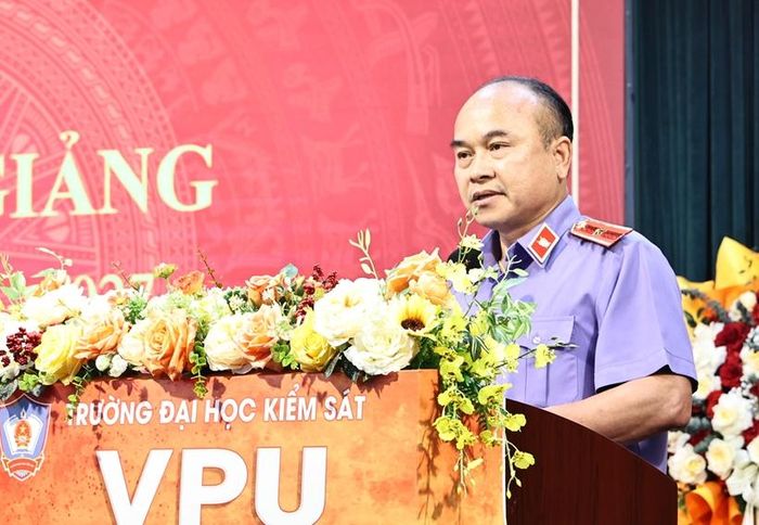 Đồng chí Nguyễn Văn Khoát, Bí thư Đảng ủy, Hiệu trưởng Trường Đại học Kiểm sát trình bày diễn văn tại Lễ khai giảng.