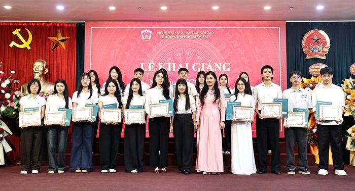 Đồng chí Bùi Thị Hạnh, Phó Hiệu trưởng Trường Đại học Kiểm sát và đại diện Ngân hàng BIDV - Chi nhánh Quang Trung trao học bổng cho sinh viên có thành tích cao trong học tập.