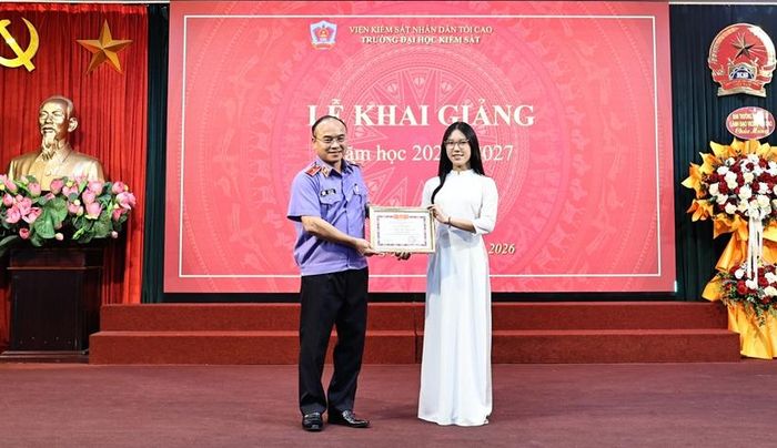 Đồng chí Nguyễn Văn Khoát, Hiệu trưởng Trường Đại học Kiểm sát khen thưởng sinh viên đạt thủ khoa đầu vào.