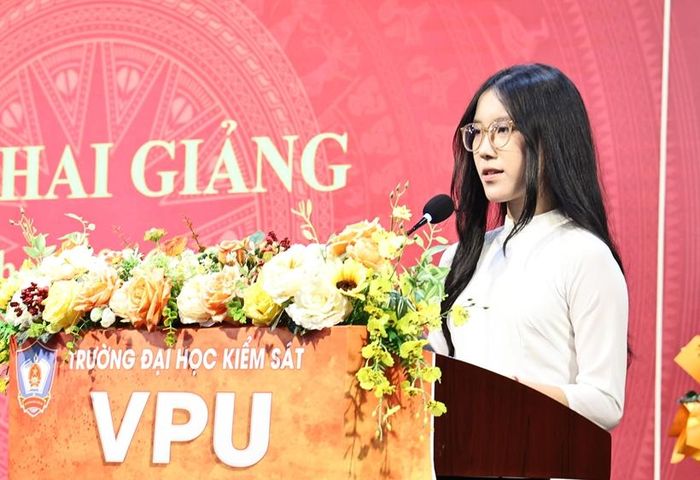 Đại diện tân sinh viên Trường Đại học Kiểm sát phát biểu cảm tưởng.