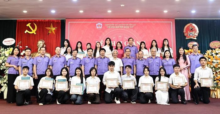 Đồng chí Phó Viện trưởng Thường trực VKSND tối cao Hồ Đức Anh chụp ảnh cùng tập thể Ban Giám hiệu, các đại biểu và các sinh viên có thành tích trong học tập.