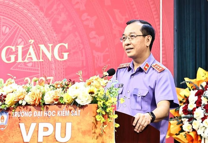 Đồng chí Hồ Đức Anh, Phó Bí thư Thường trực Đảng ủy, Phó Viện trưởng Thường trực VKSND tối cao phát biểu chỉ đạo.