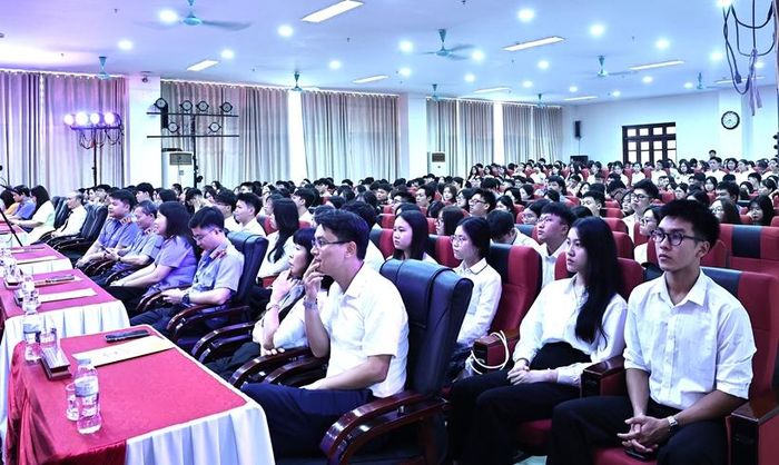 Các đại biểu, sinh viên tham dự Lễ khai giảng.