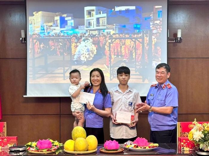 Đại diện lãnh đạo đơn vị tặng quà các cháu thiếu nhi.
