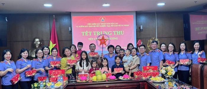 Lãnh đạo, cán bộ công chức Vụ 12 vui Tết Trung thu cùng các cháu thiếu nhi.