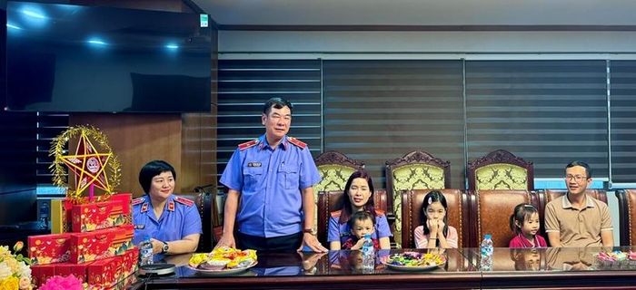 Đồng chí Nguyễn Đình Bắc, Phó Vụ trưởng Vụ 12 chúc mừng các em.