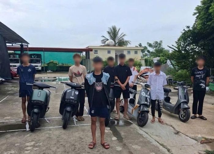 Công an xã Kiến Hải, TP Hải Phòng làm việc với nhóm thanh, thiếu niên có hành vi vi phạm trật tự, an toàn giao thông.