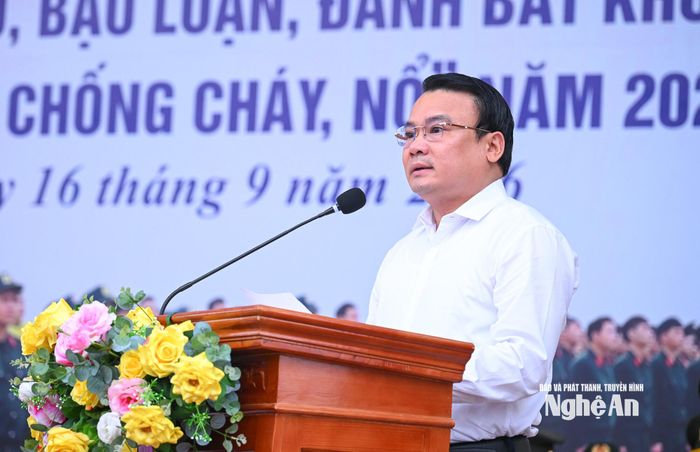 Phó Chủ tịch UBND tỉnh Phùng Thành Vinh phát biểu chỉ đạo tại lễ ra quân. Ảnh: Thành Cường