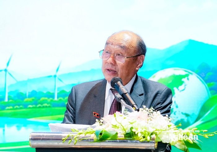 TS. Leeber Leebouapao - Ủy viên Trung ương Đảng Nhân dân Cách mạng Lào, Chủ tịch Viện Khoa học Kinh tế và Xã hội Quốc gia Lào phát biểu tại hội thảo. Ảnh: Phạm Bằng