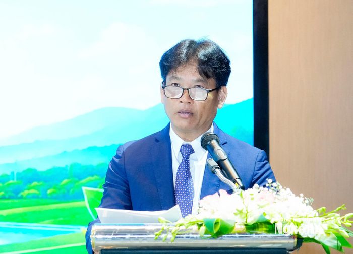TS. Sok Touch - Ủy viên Trung ương Đảng Nhân dân Campuchia, Chủ tịch Viện Hàn lâm Hoàng gia Campuchia phát biểu tại hội thảo. Ảnh: Phạm Bằng