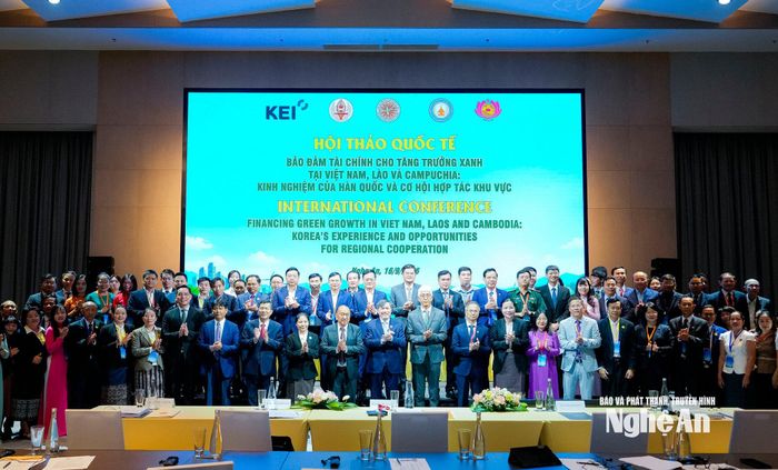 Các đồng chí lãnh đạo, đại biểu chụp ảnh lưu niệm bên lề hội thảo. Ảnh: Phạm Bằng