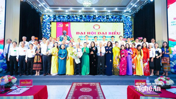 Lãnh đạo Trung ương Hội Khuyến học Việt Nam và tỉnh Nghệ An tặng hoa chúc mừng Ban Chấp hành Hội Khuyến học tỉnh Nghệ An khóa VI, nhiệm kỳ 2026 - 2031. Ảnh: Mai Hoa
