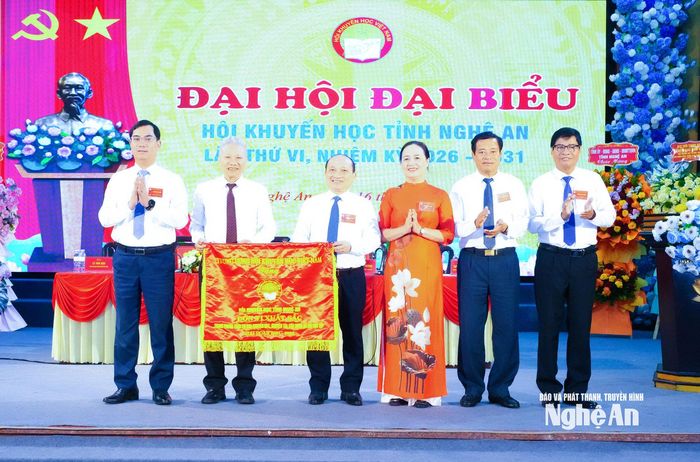 Đồng chí Nguyễn Hồng Sơn – Phó Chủ tịch Trung ương Hội Khuyến học Việt Nam trao tặng Cờ Thi đua đơn vị xuất sắc 5 năm (2021- 2026) của Trung ương Hội Khuyến học Việt Nam tặng cho Hội Khuyến học tỉnh. Ảnh: Mai Hoa
