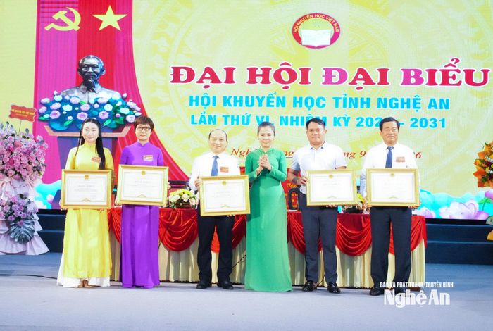Đồng chí Võ Thị Minh Sinh – Phó Bí thư Tỉnh ủy, Chủ tịch Ủy ban MTTQ Việt Nam tỉnh trao tặng Bằng khen của UBND tỉnh cho các cá nhân có nhiều đóng góp trong công tác khuyến học, khuyến tài. Ảnh: Mai Hoa