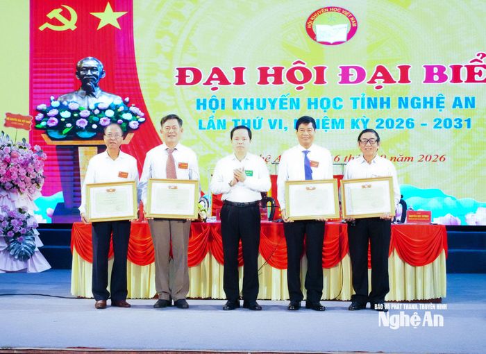 Phó Chủ tịch Uỷ ban MTTQ tỉnh Phan Sỹ Cường trao Bằng khen cho các cá nhân có thành tích xuất sắc trong công tác khuyến học, khuyến tài.